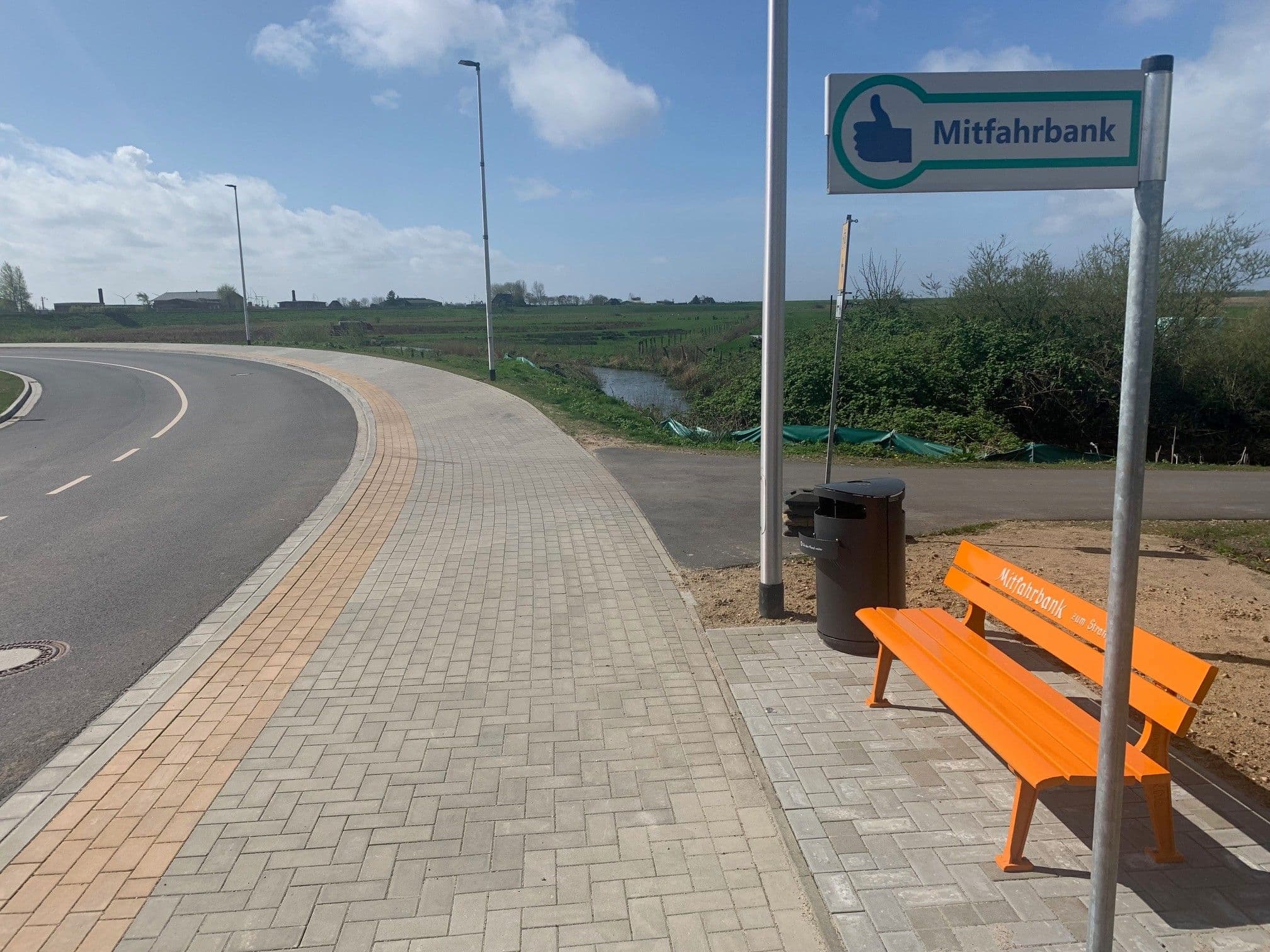 Neue Mitfahrbank in Husum