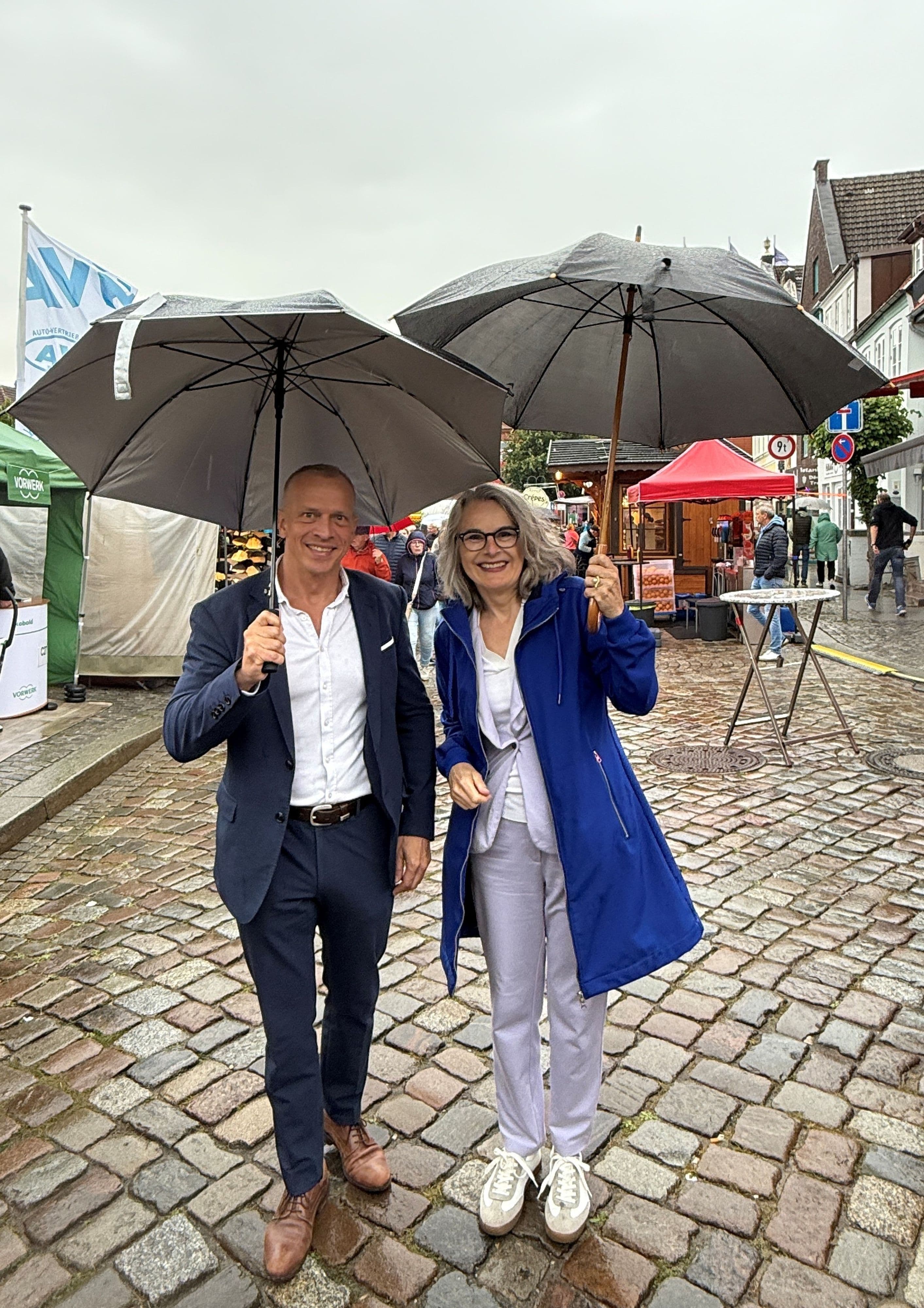 42. Husumer Hafentage eröffnet – Regen hält Besucher nicht ab