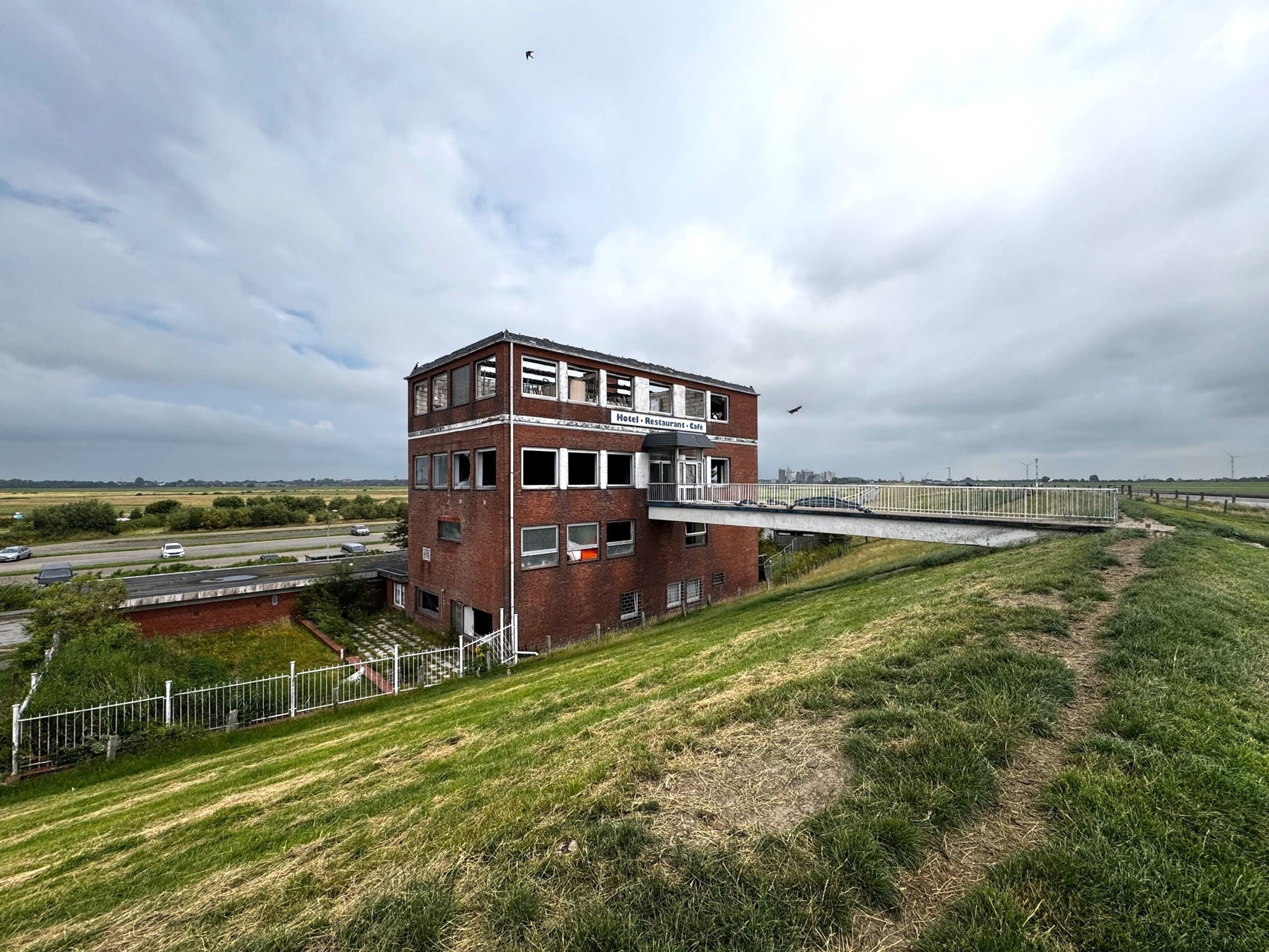 Endlich geht's los: Abriss des Nordseehotels am Dockkoog