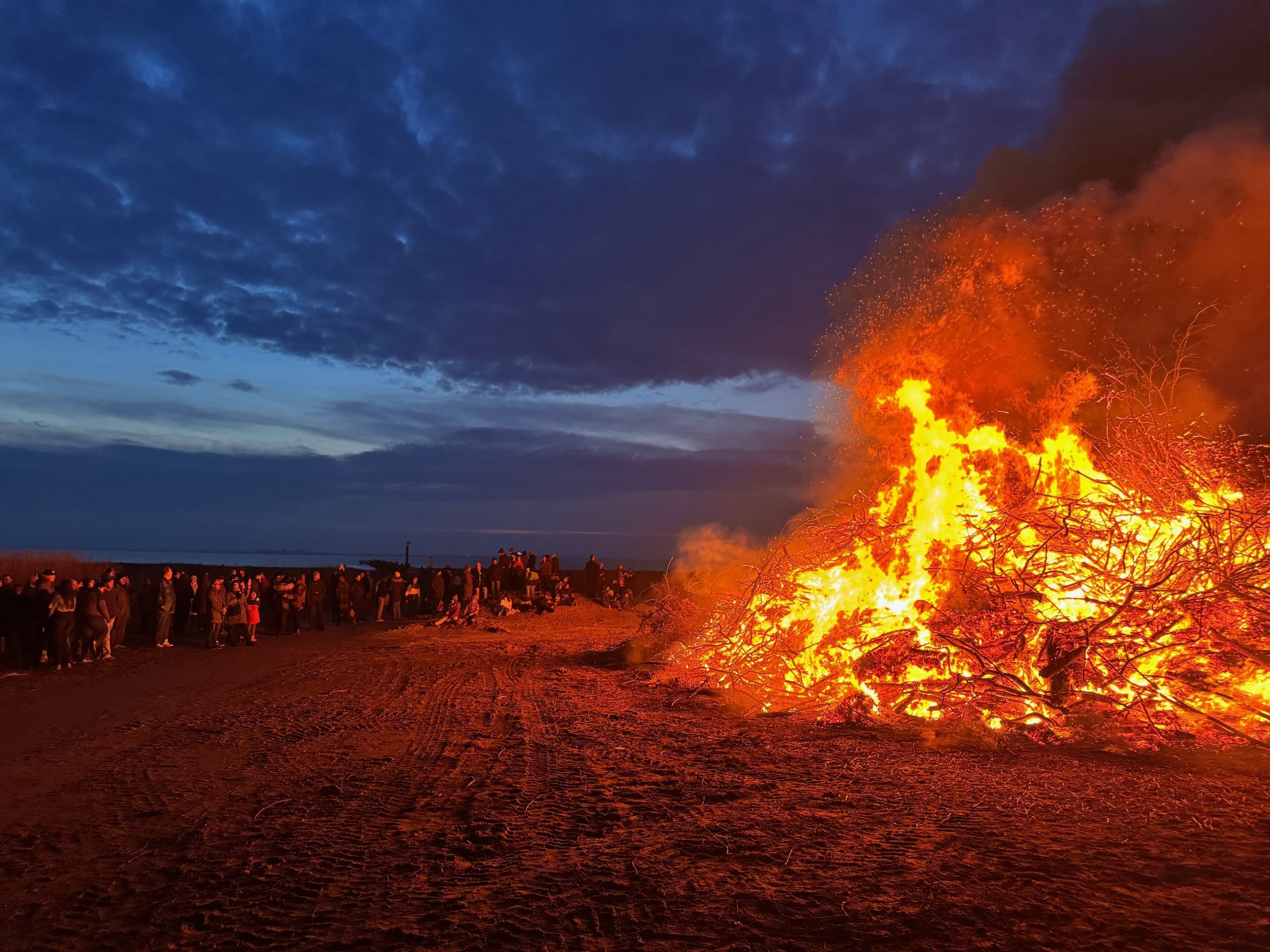 Feuer und Gemeinschaft: Das Biikebrennen in Schobüll begeistert Hunderte