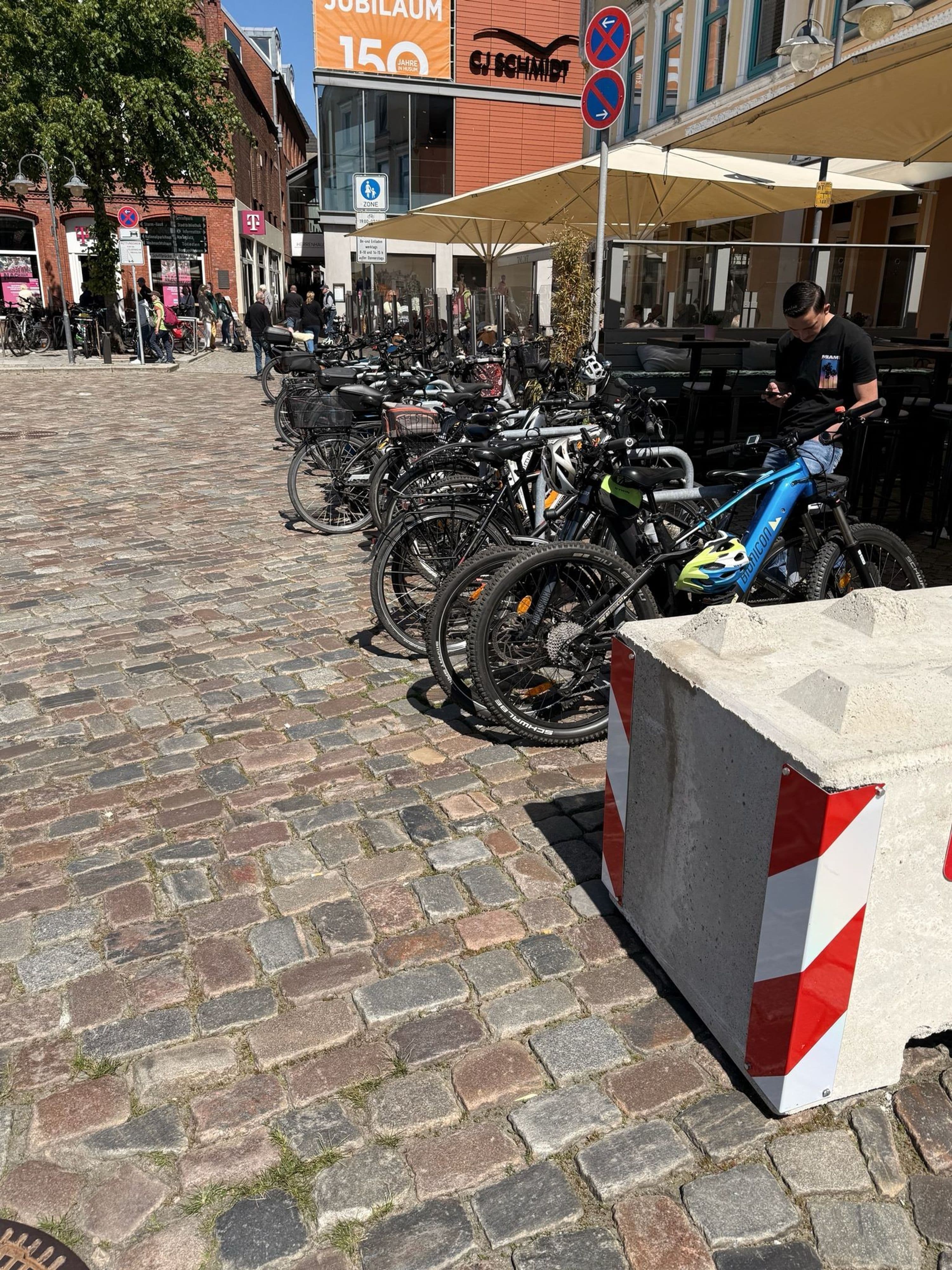 Neue Fahrradständer am Hafen im Test