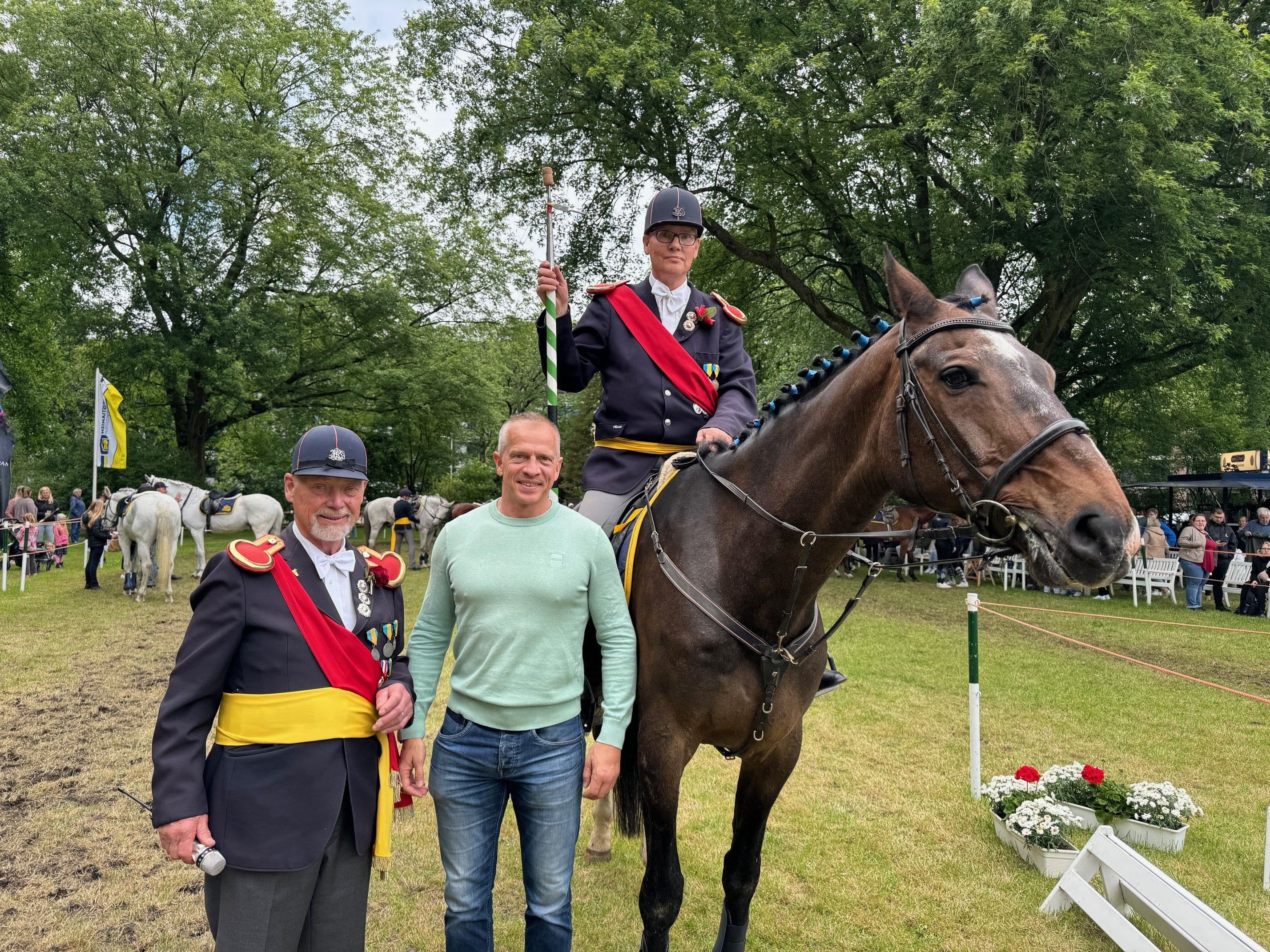 Rolf Andresen zum neuen König der Husumer Ringreitergilde gekrönt