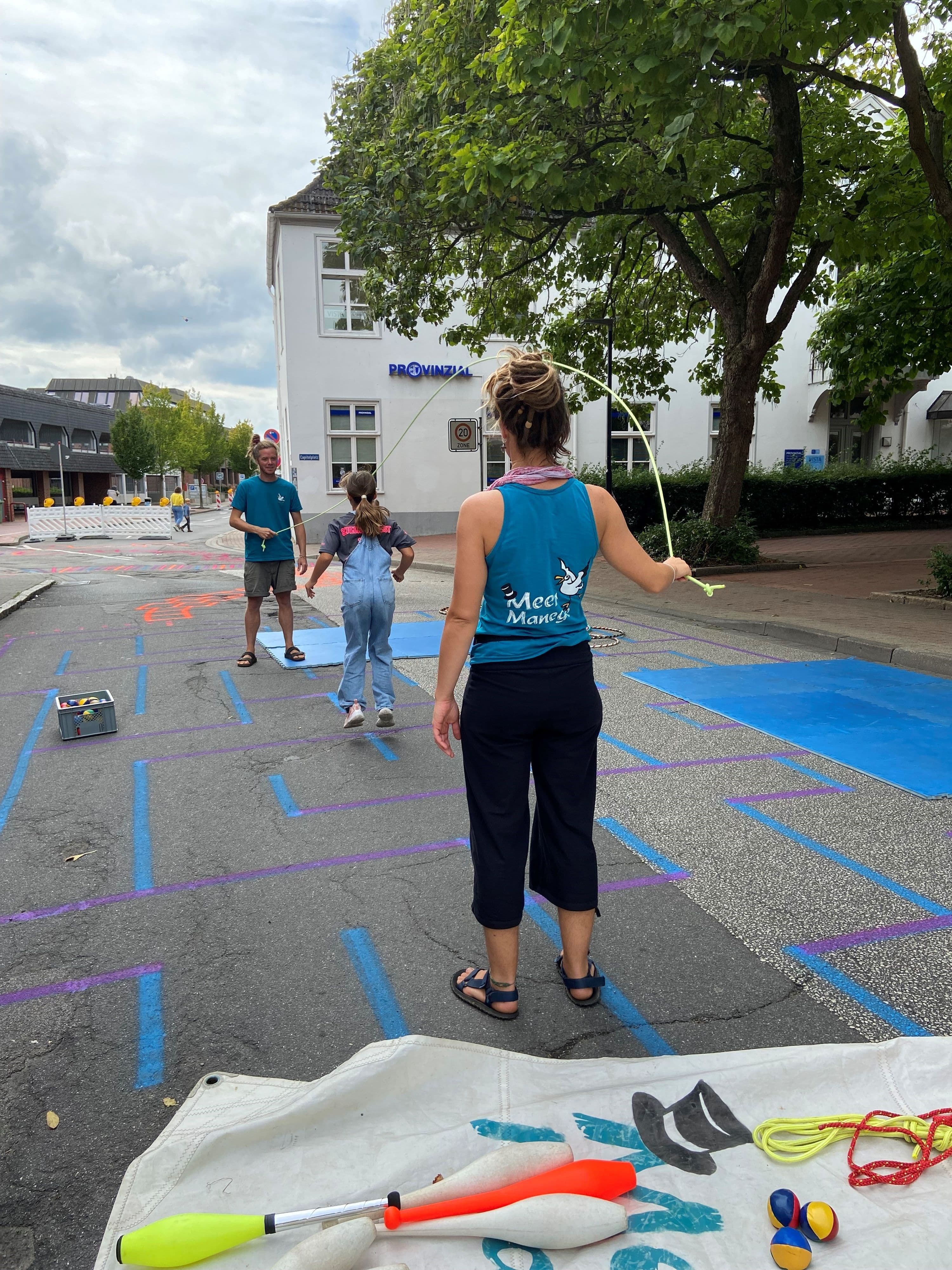Schwarzer Weg wird zum Spielplatz