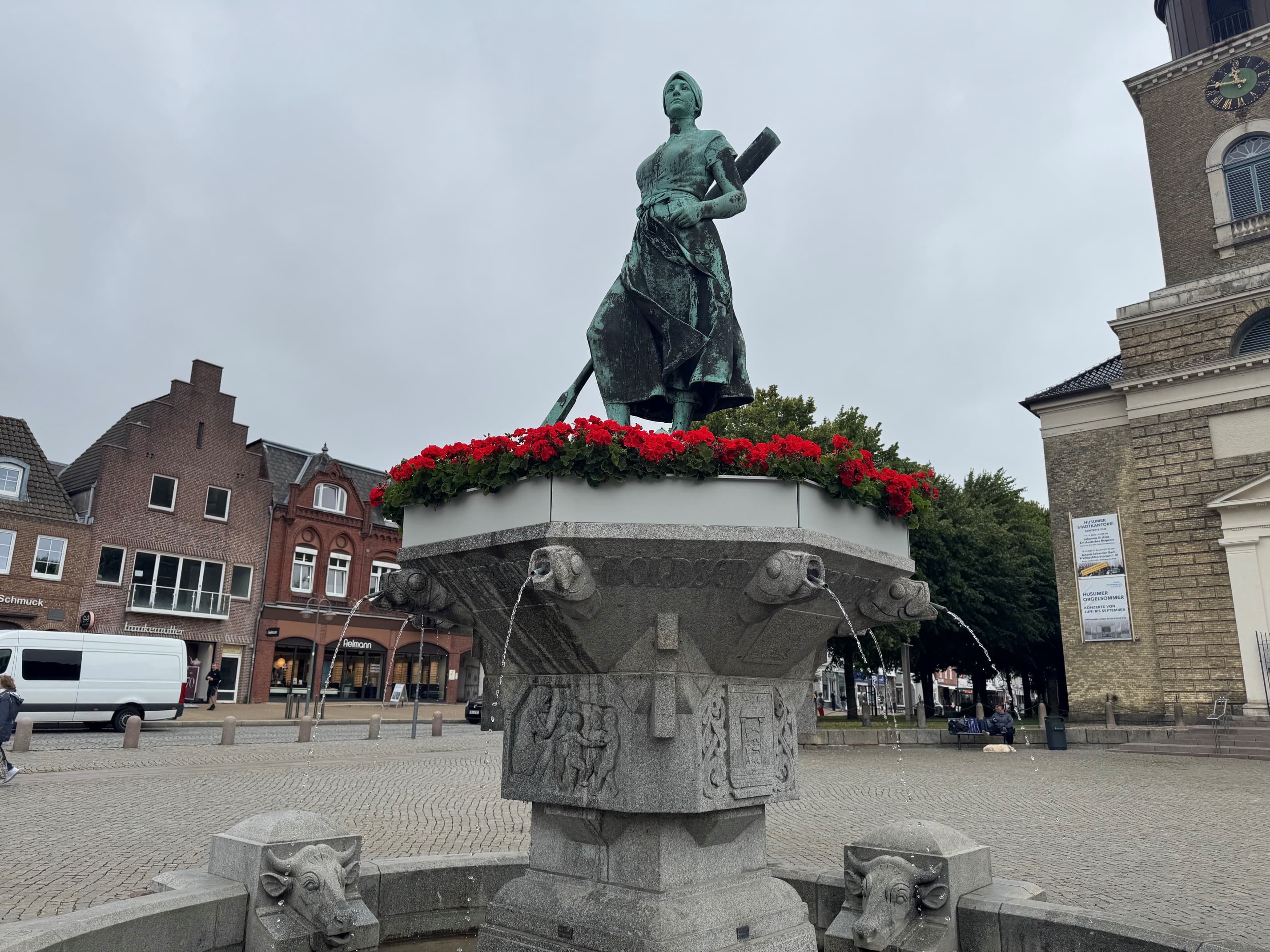 Tinebrunnen mit wieder laufenden Wasserspeiern auf dem Husumer Marktplatz