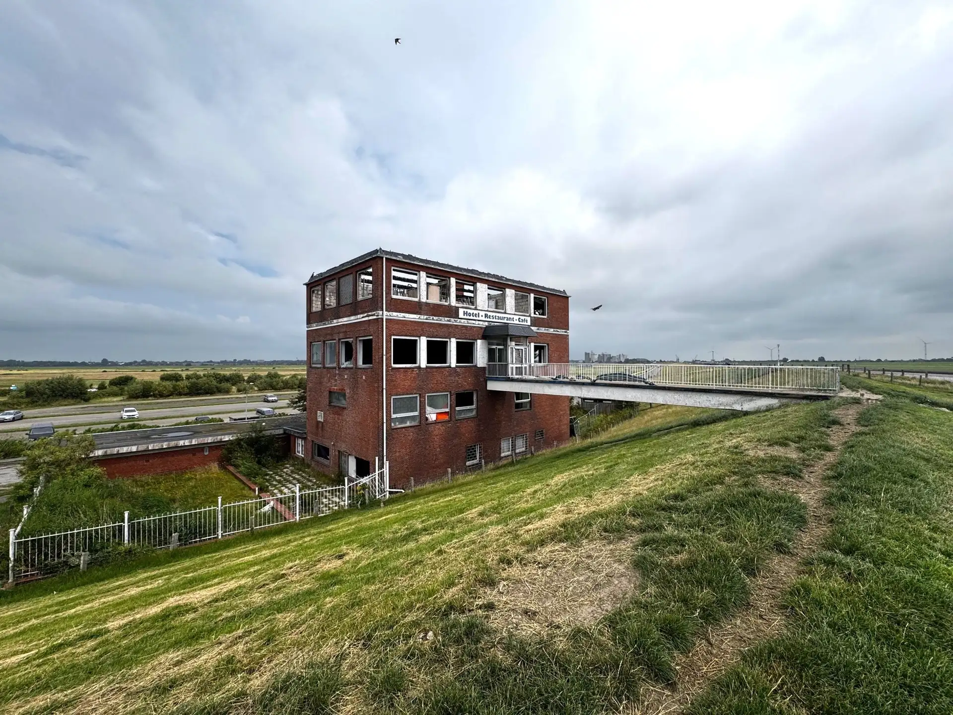Endlich geht's los: Abriss des Nordseehotels am Dockkoog