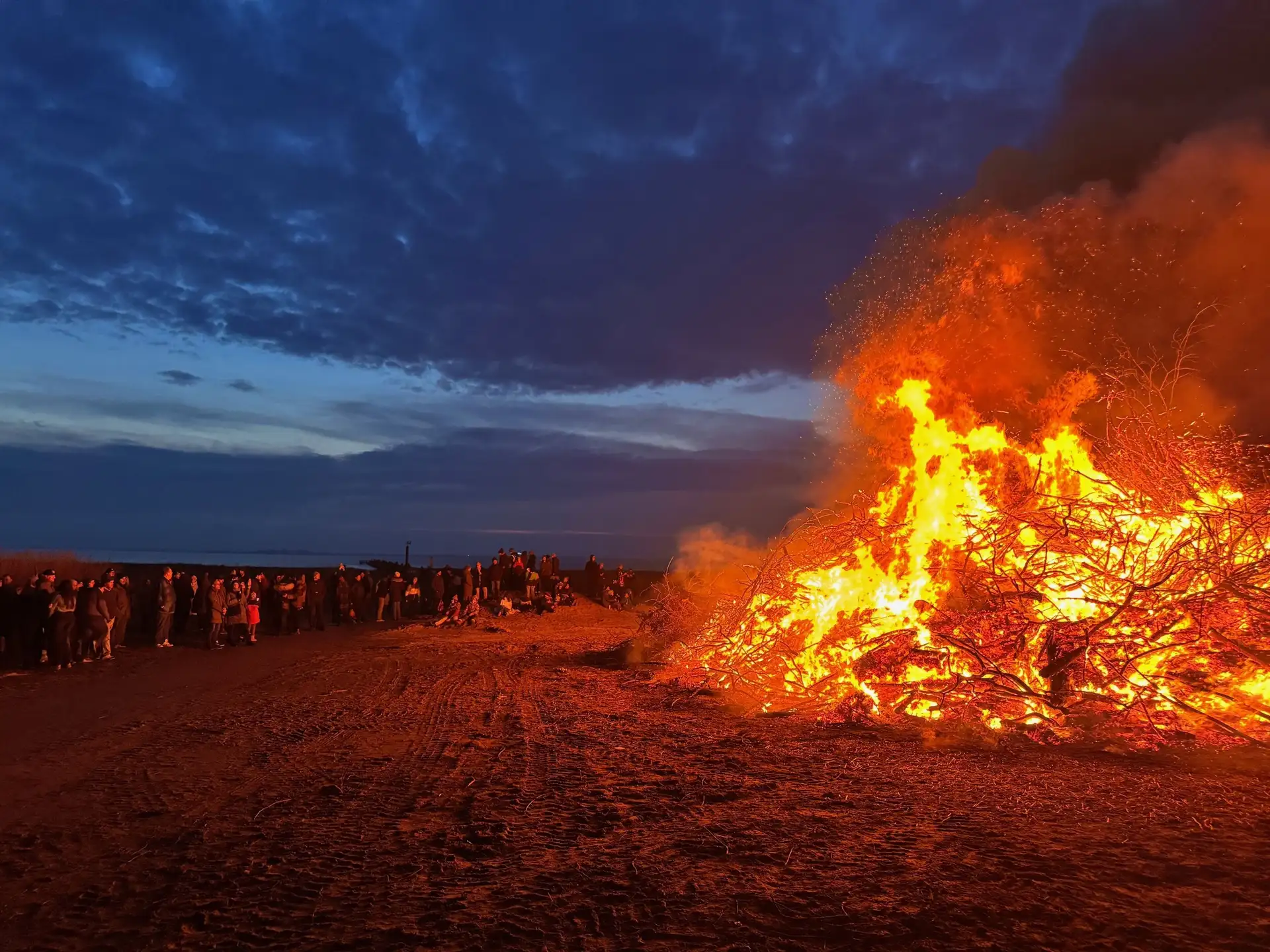 Feuer und Gemeinschaft: Das Biikebrennen in Schobüll begeistert Hunderte