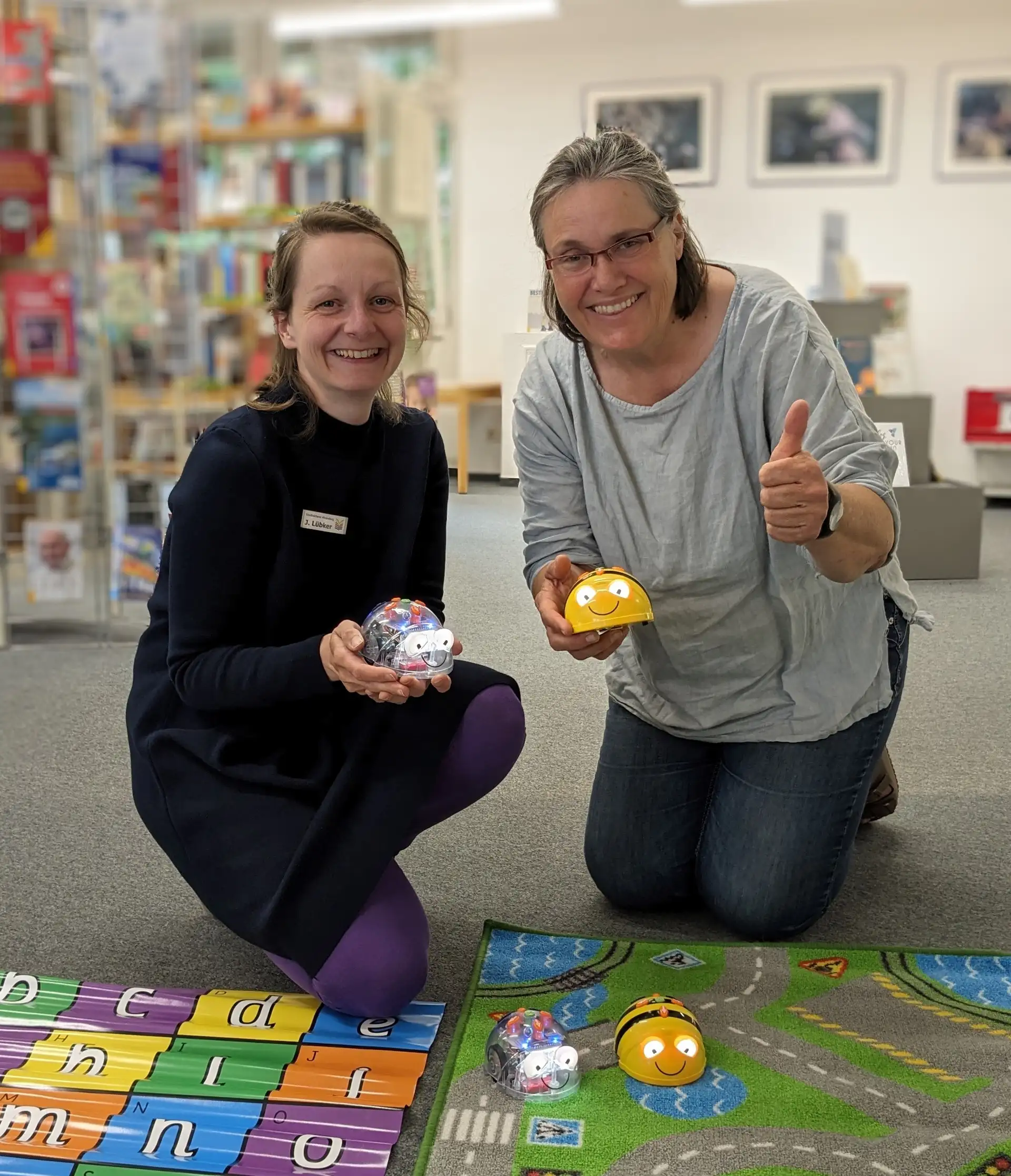 Programmierangebot für Kinder in der Stadtbücherei Ahrensburg: Bee-Bot und Blue-Bot