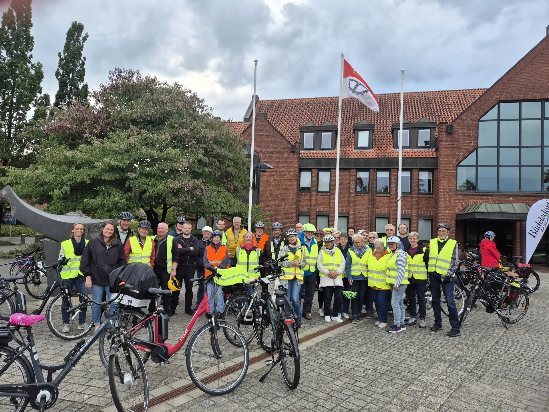 Teilnehmende einer STADTRADELN-Tour fahren gemeinsam mit Fahrrädern.