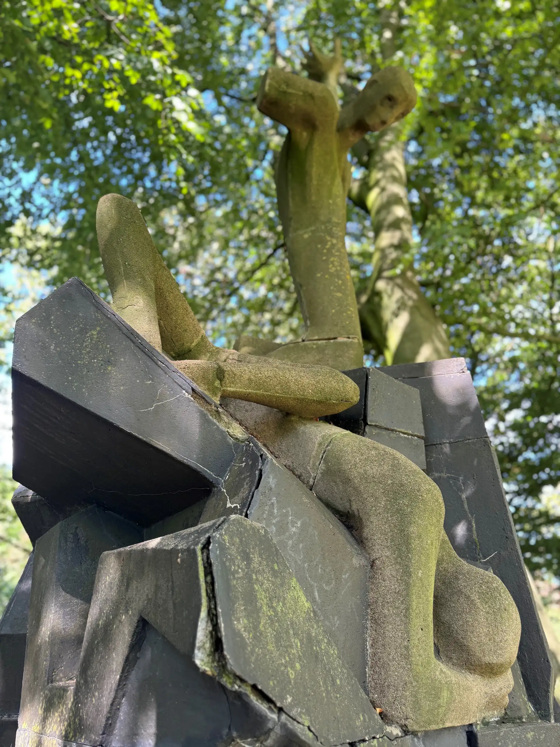 Mahnmal „Opfer aller Kriege“ im Husumer Schlosspark wird umfassend restauriert