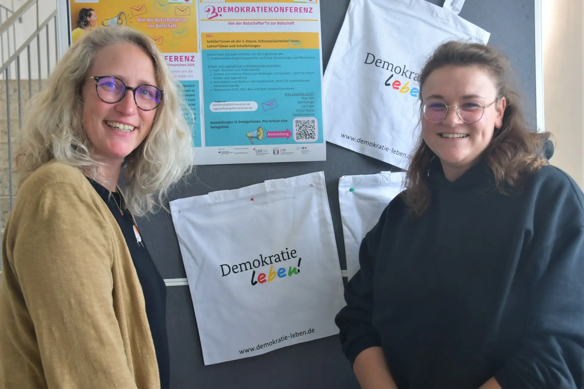 Stefanie Endjer, Koordinatorin der Fachstelle „Demokratie leben!“ der „Partnerschaft für Demokratie“ (links), und Christin Rathje, Jugendpflegerin des Kreises Dithmarschen, veranstalten die 2. Demokratiekonferenz für Kinder und Jugendliche.