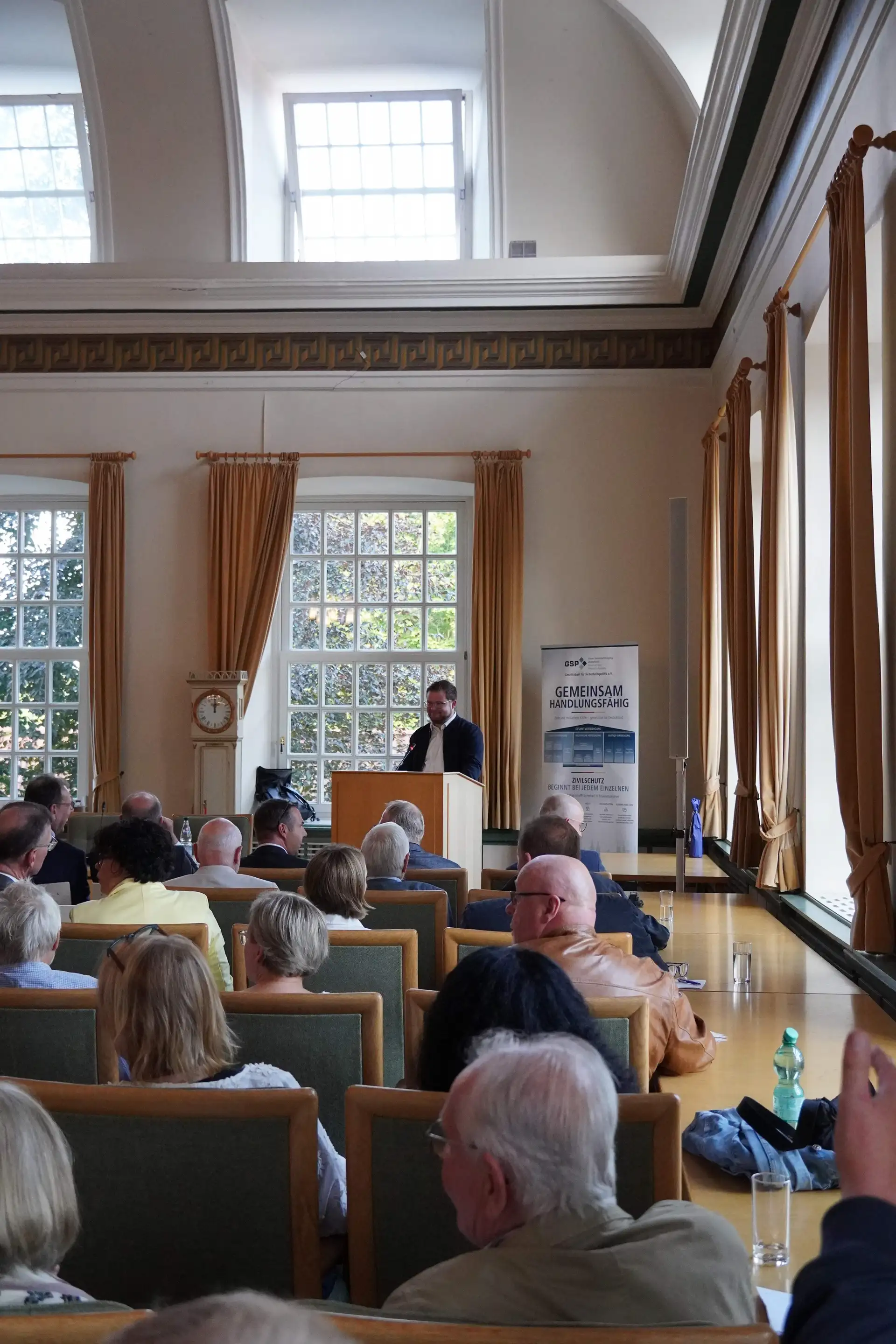 Bürgermeister Jonas Kähler beim Sicherheitspolitischen Empfang im Rathaus Schleswig.