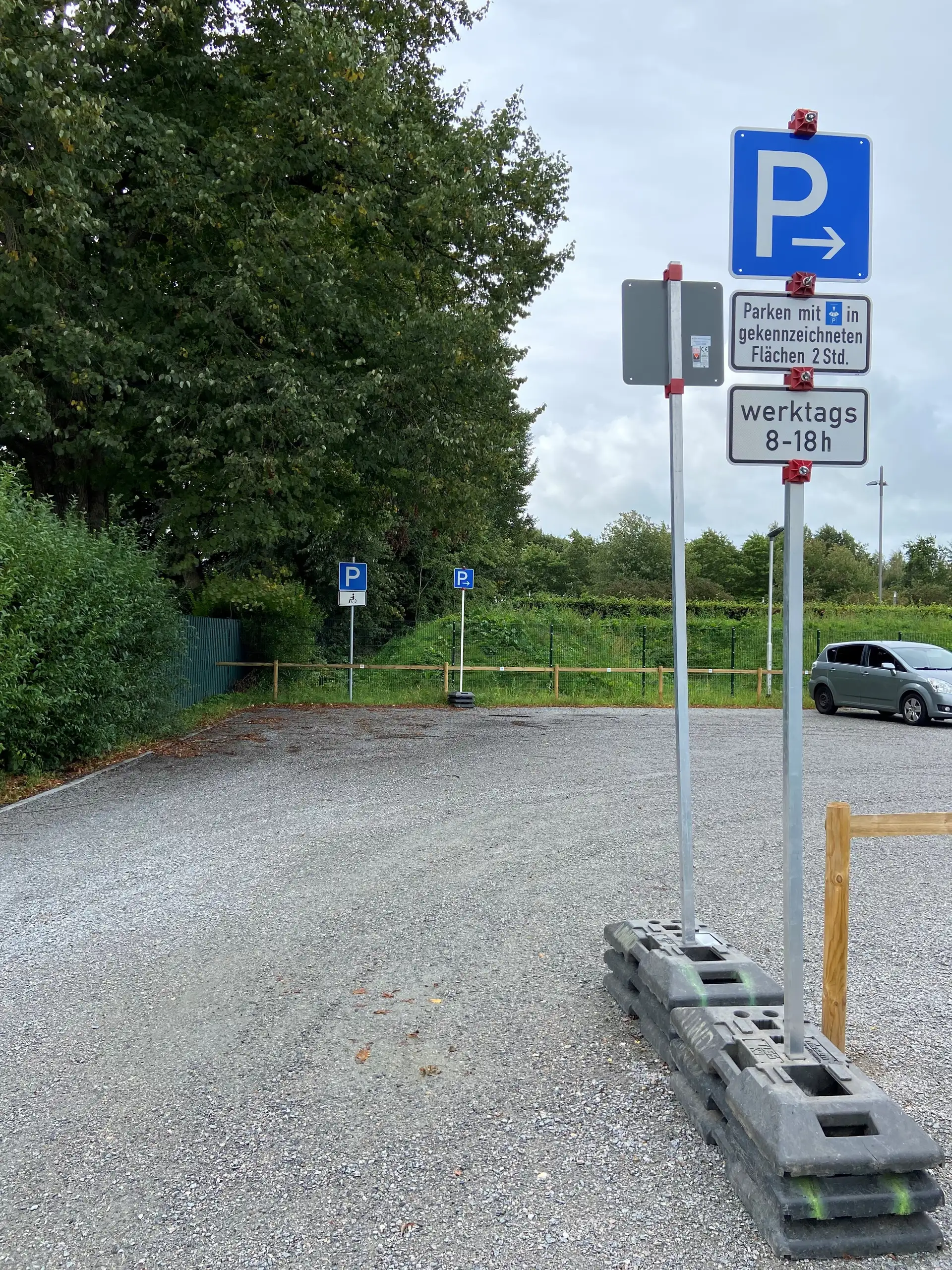 Parkplatz an der Wiesenstraße mit markierten Stellflächen im vorderen Bereich.