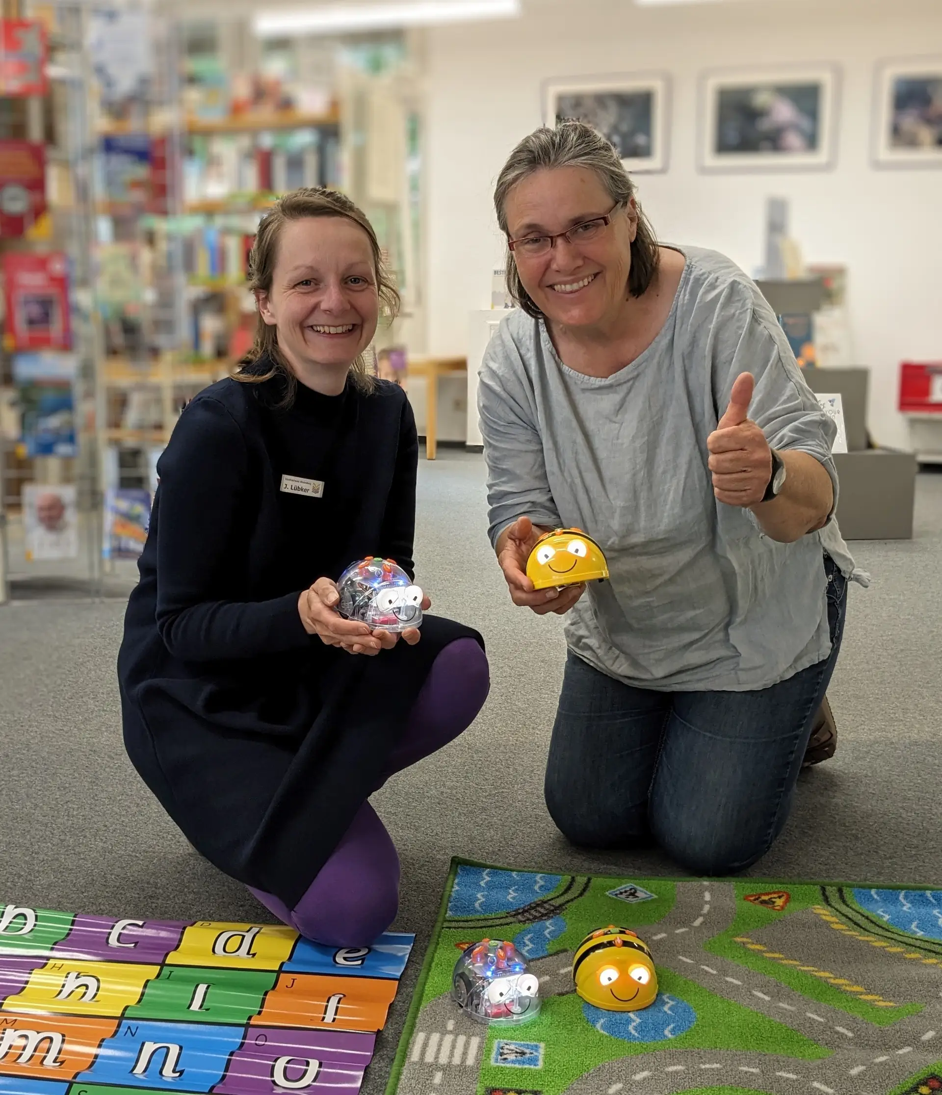 Programmierangebot für Kinder in der Stadtbücherei Ahrensburg: Bee-Bot und Blue-Bot