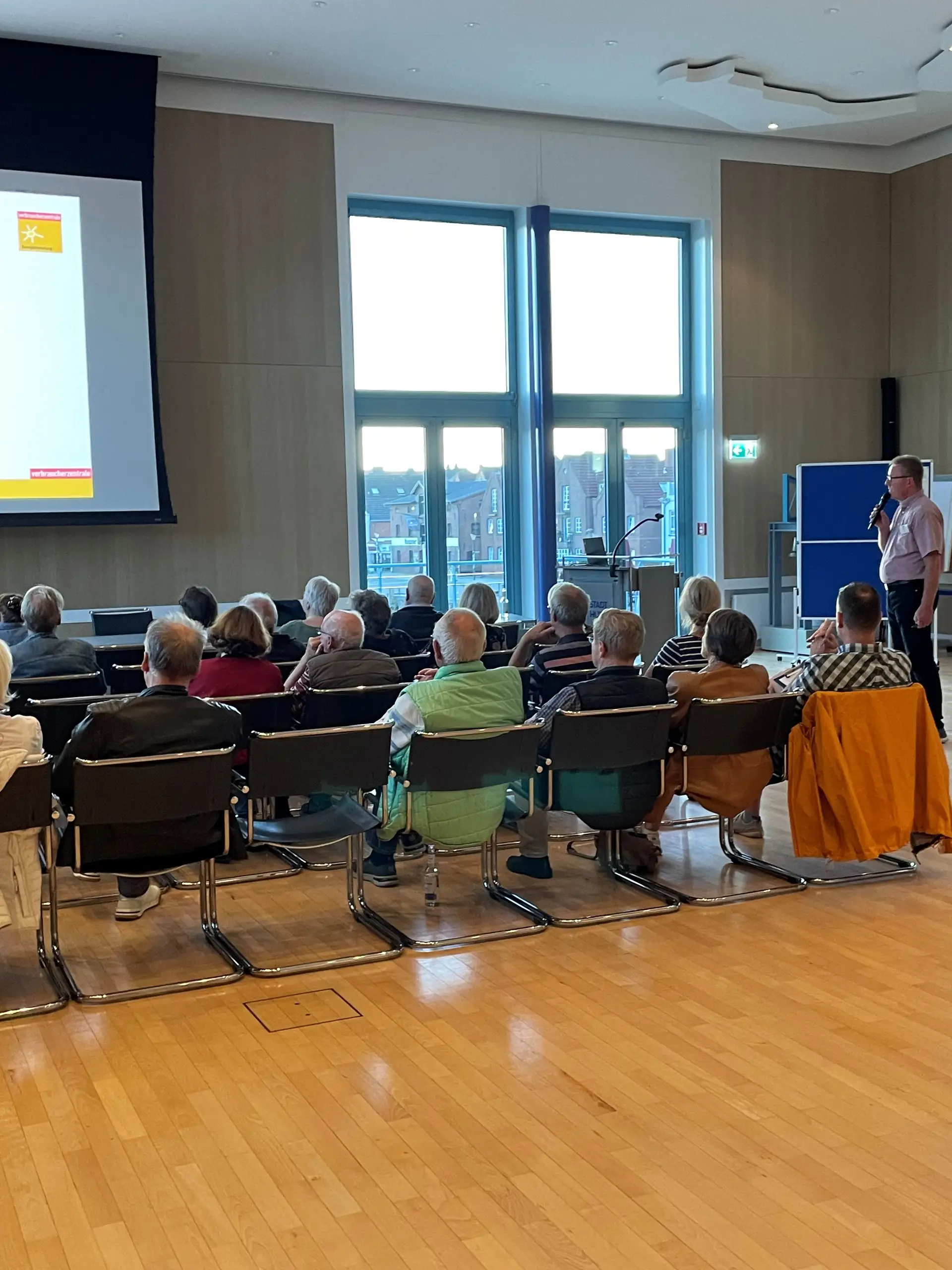 Nahaufnahme eines steckerfertigen Solargeräts mit Anschlusskabeln.