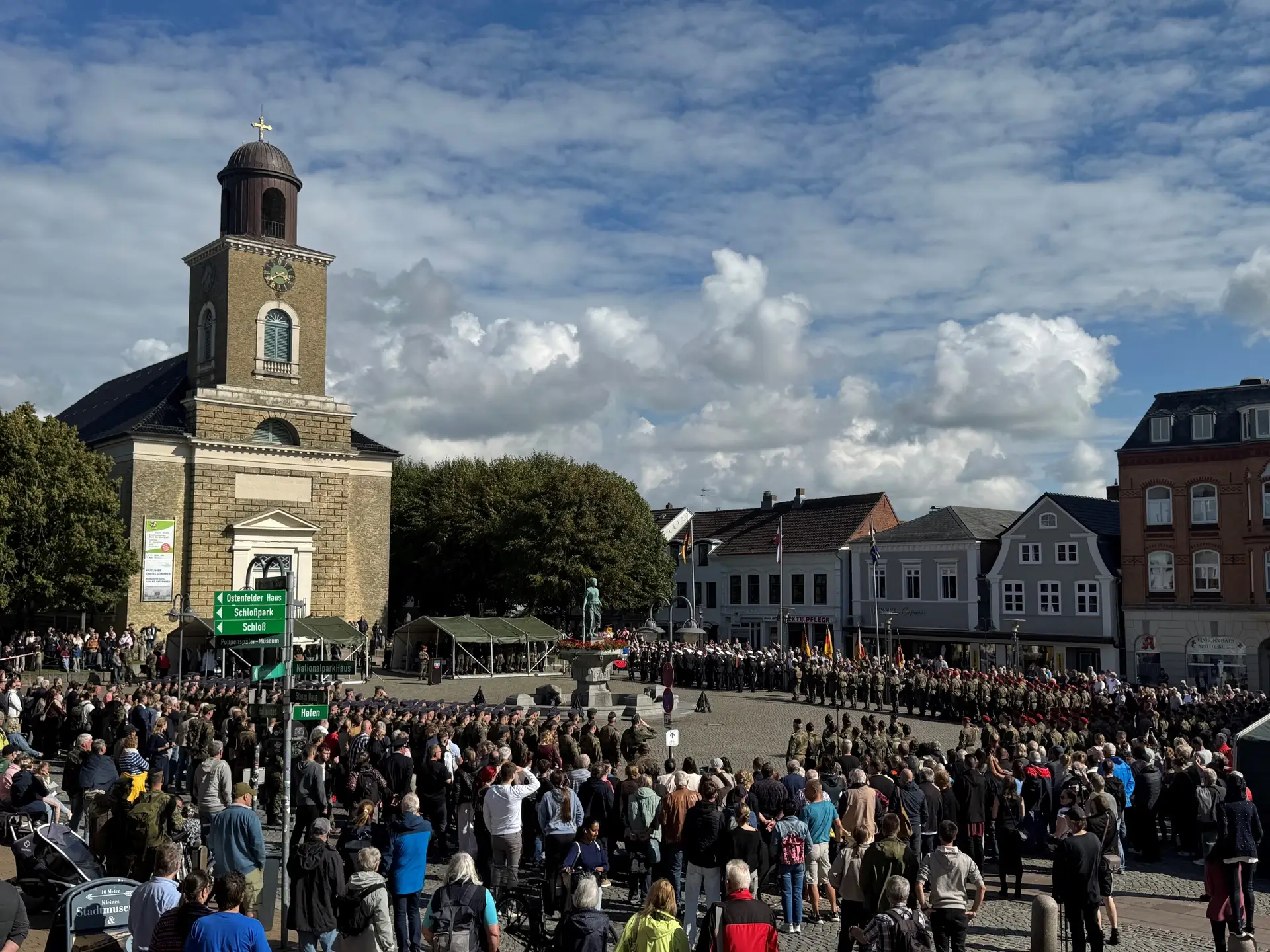 Rund 300 Rekrutinnen und Rekruten legten in Husum ihr Gelöbnis ab.