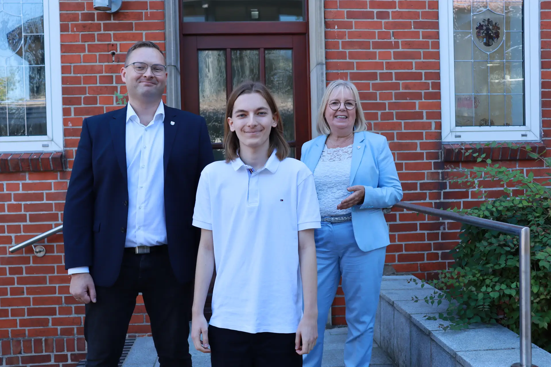 Bürgermeisterin Gabriele Hettwer begrüßt zusammen mit Fabian Buchmann den neuen Auszubildenden in der Stadtverwaltung, Jonne Schulz.