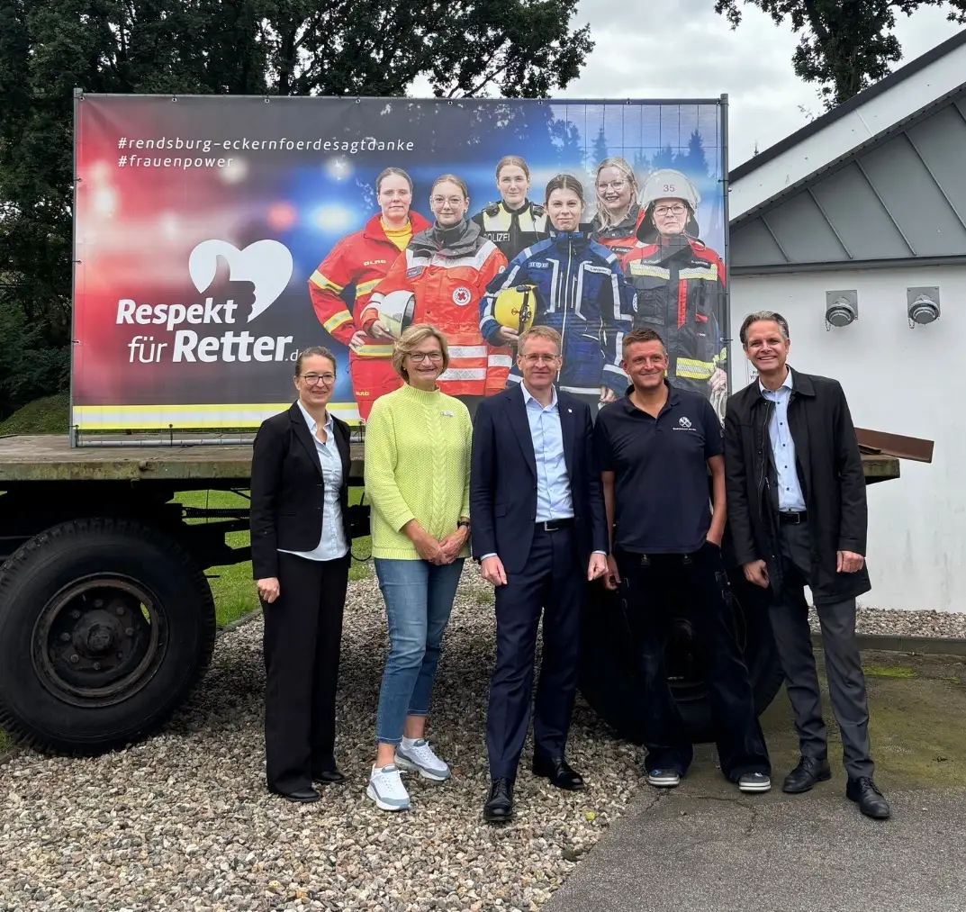 Bei einem Ortstermin in Jevenstedt machte sich auch Ministerpräsident Daniel Günther (Mitte) ein Bild des Kampagnenstarts im Kreis Rendsburg-Eckernförde.