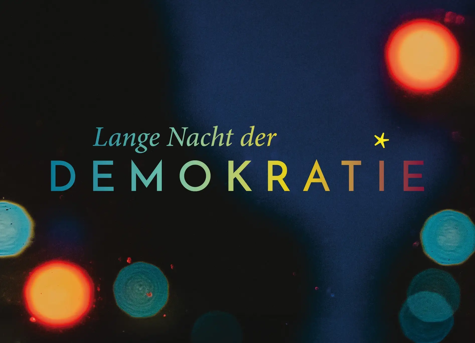 Ein Werbeplakat zur „Langen Nacht der Demokratie“ am 02.10.2026 in der vhs Schleswig mit Programmpunkten und Veranstaltungsort.