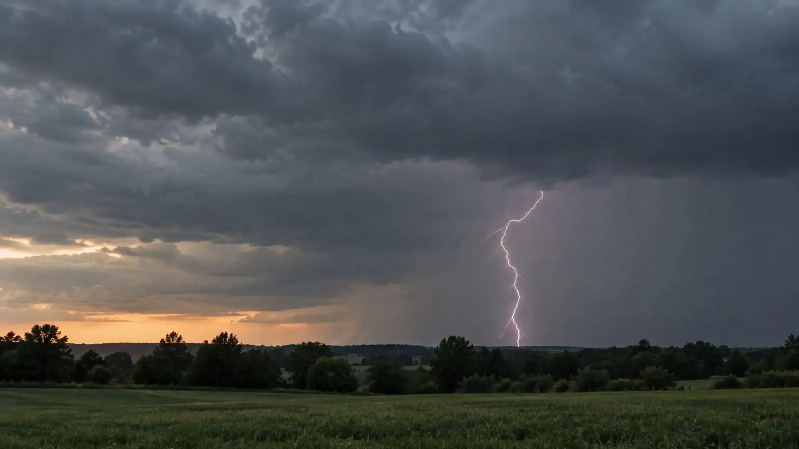 Gewitter: Wolke mit fernem Blitz. Generisches Motiv ohne erkennbaren Aufnahmeort.