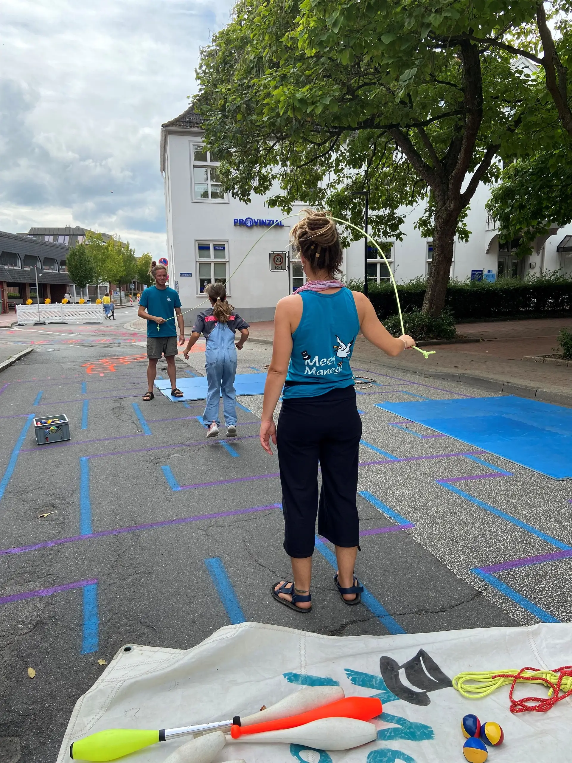 Schwarzer Weg wird zum Spielplatz