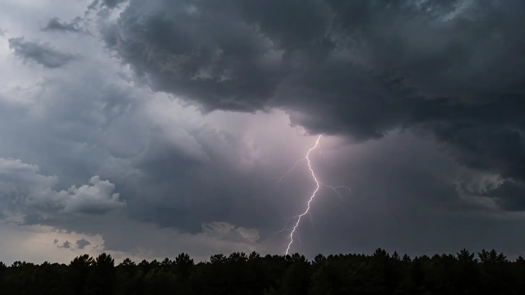 Dunkle Gewitterwolke mit sichtbarem Blitz
