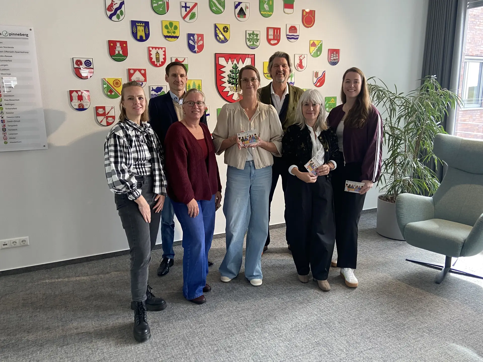 Gruppenfoto im Rahmen des Kinderschutzes mit mehreren Personen von links nach rechts.