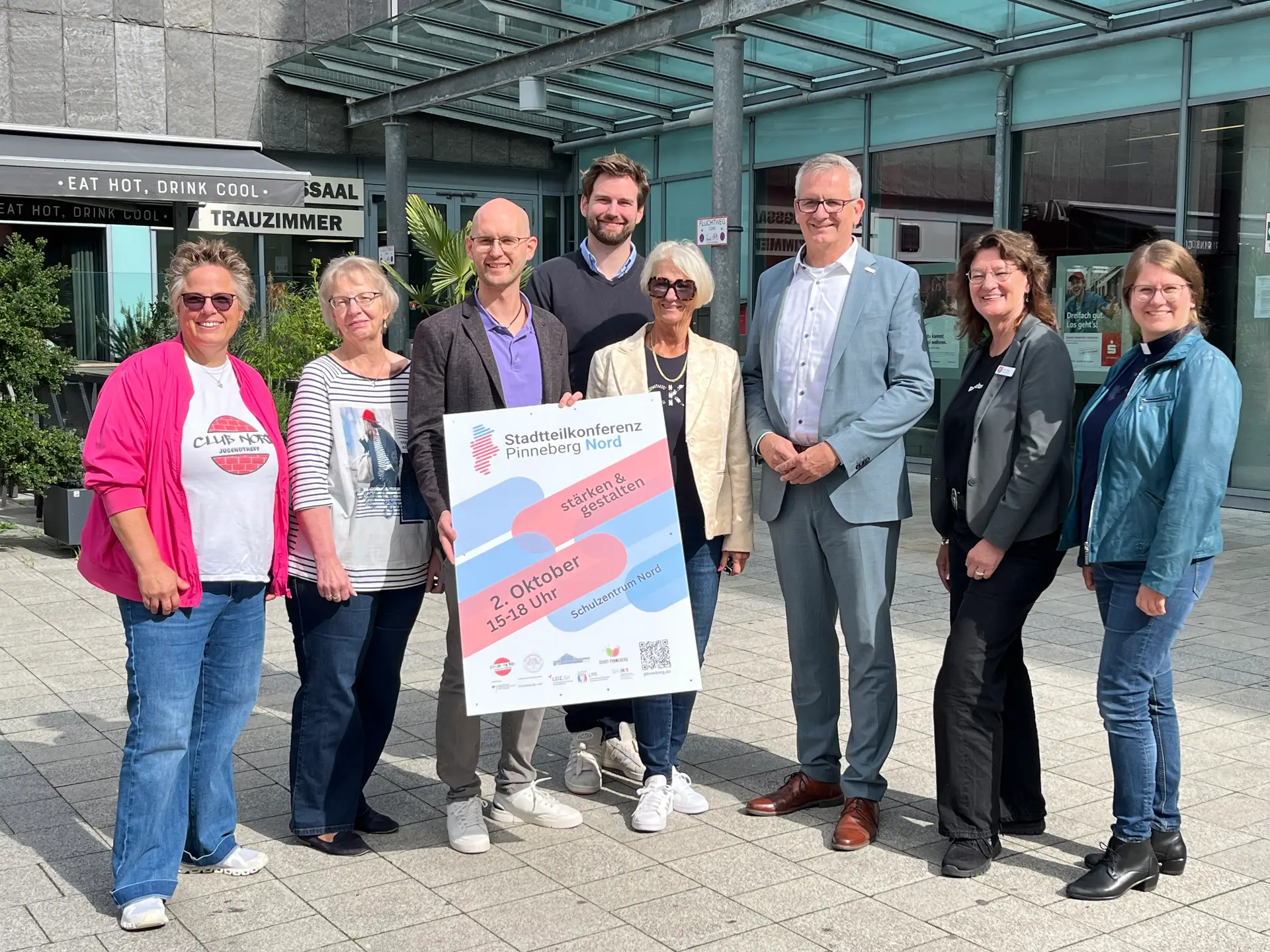 Mehrere Personen stehen gemeinsam und blicken in die Kamera; es ist eine Fotocollage zur Stadtteilkonferenz Pinneberg Nord.